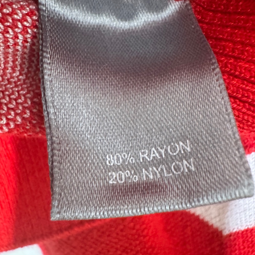 Charming Red Heart Pattern Sweater - image 3